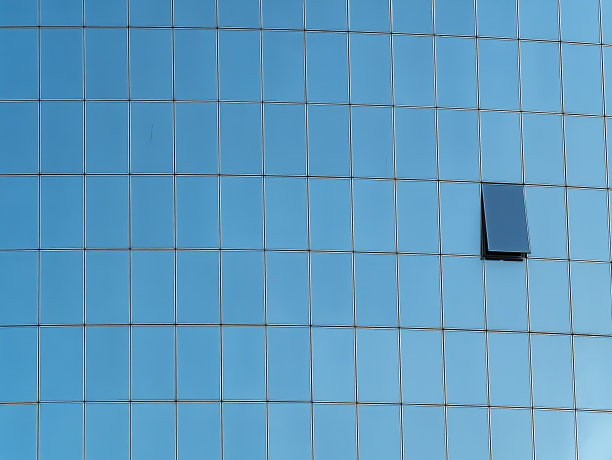 办公大楼的玻璃窗。图片下载