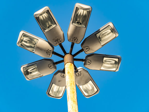 蓝天映衬下的街灯。图片下载