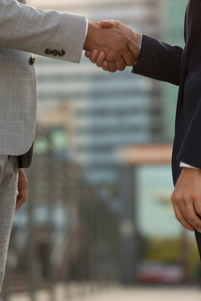 公司领导穿着正装互相问候图片下载