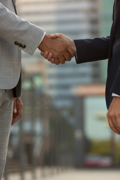 高层经理们穿着正装互相问候图片下载