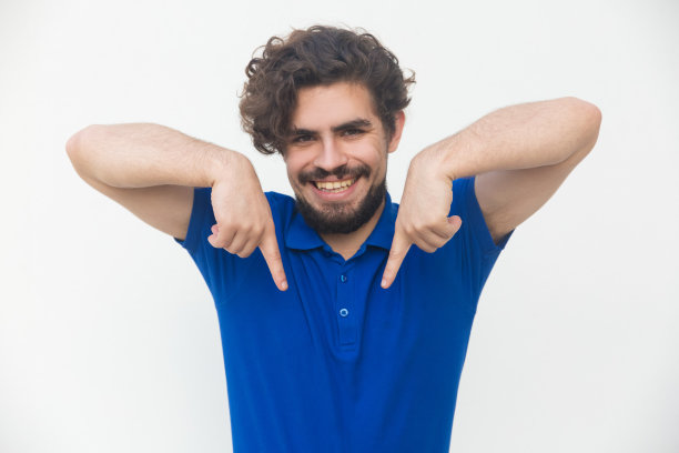 快乐而又积极的家伙用手指指着复印区图片下载