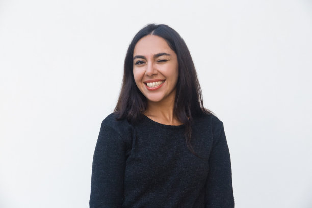 快乐的女人看着镜头图片下载