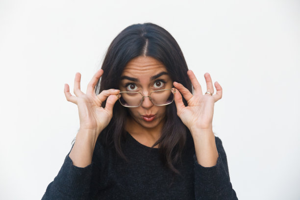 印象深刻的女人看着眼镜图片下载
