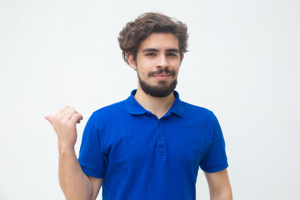 正面微笑的人，拇指指向别处图片下载