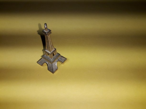 巴黎和法国的象征，黄色埃菲尔铁塔的小雕像图片下载