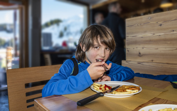 一个孩子在吃牛排和炸薯条图片下载
