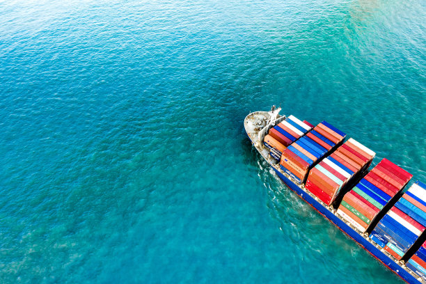 集装箱货轮载运集装箱箱，用于远洋集装箱船物流运输，鸟瞰图图片下载