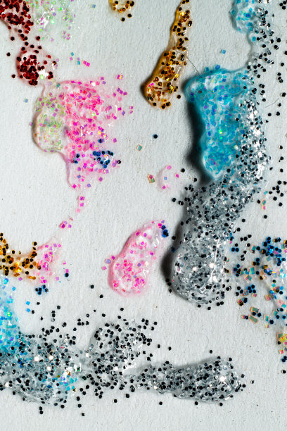 白色的纸装饰彩色的指甲油颗粒近图片下载