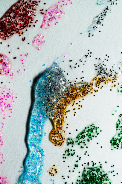 白色的纸装饰彩色的指甲油颗粒近图片下载