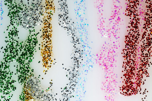 白色的纸装饰彩色的指甲油颗粒近图片下载