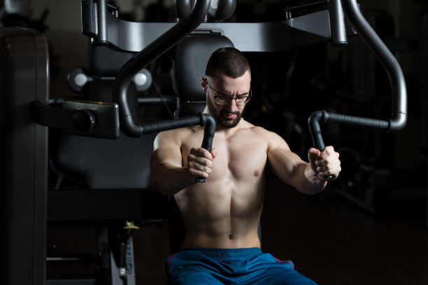 健美呆子在机器上锻炼胸部图片下载