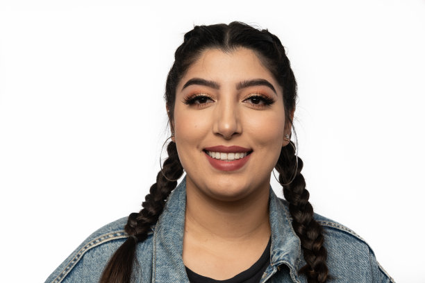 美丽微笑的年轻女子看着镜头图片下载