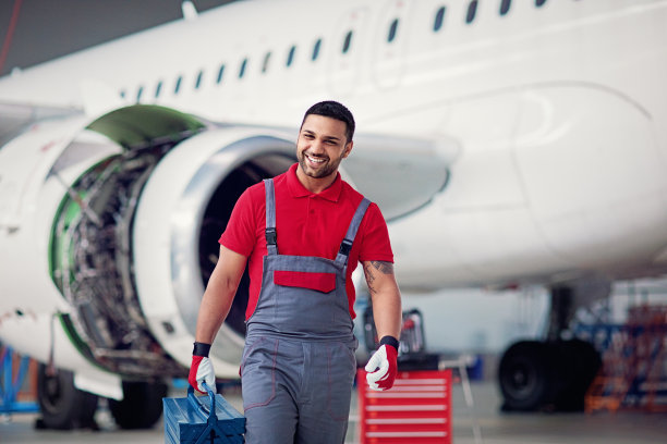 飞机机修工在飞机库里工作图片下载
