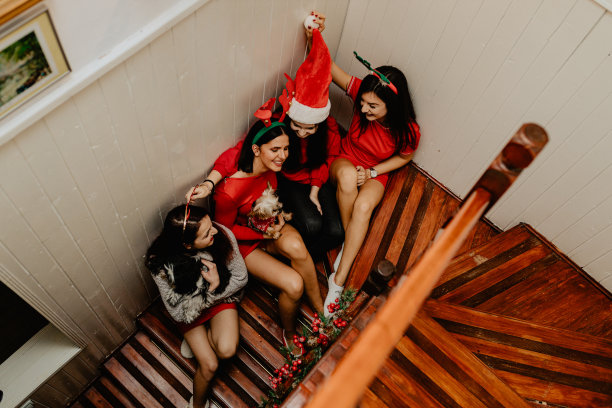 姐妹和兄弟姐妹与家人的狗在圣诞节期间在家图片下载