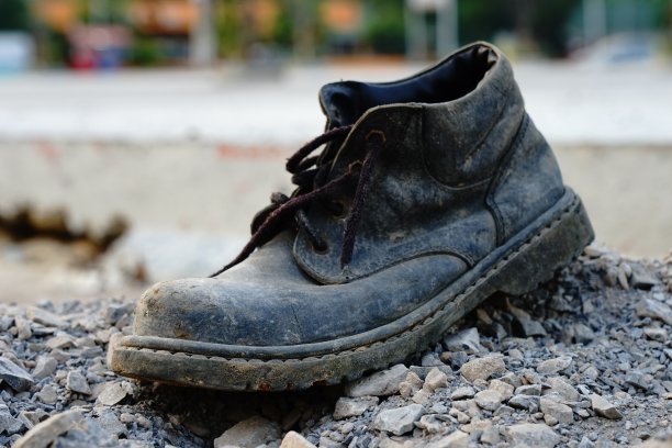 又旧又脏的鞋子扔在垃圾桶上图片下载