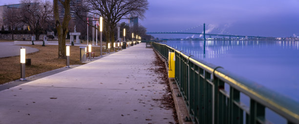 温莎，安大略天际线-滨水和大使桥图片下载