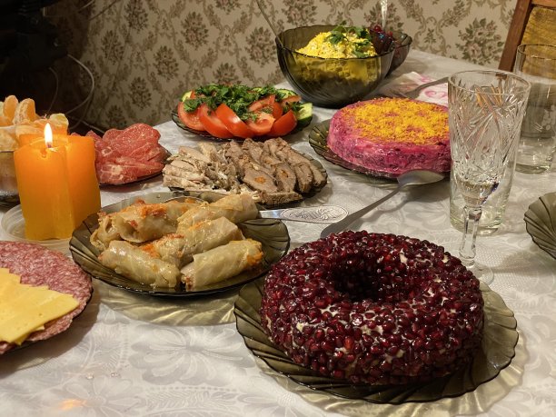 新年餐桌上的传统菜肴图片下载