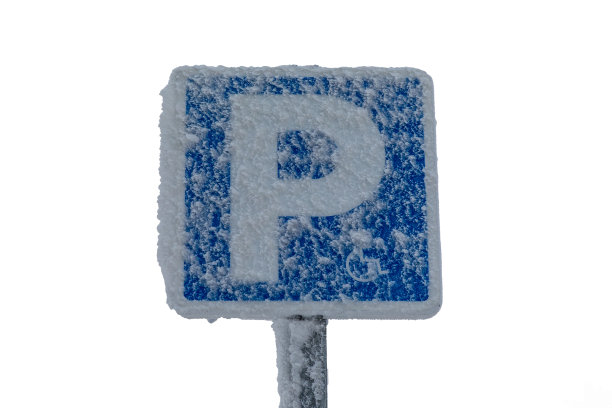 残疾人停车标志上覆盖着冰雪图片下载