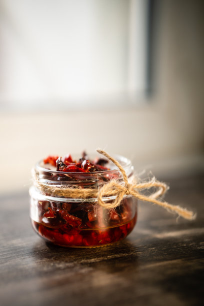 窗户背景上一个孩子手里拿着一罐干番茄图片下载