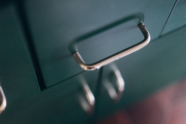 祖母绿复古厨房，金属把手抽屉。厨房的趋势。主体失焦，胶卷和颗粒照片图片下载