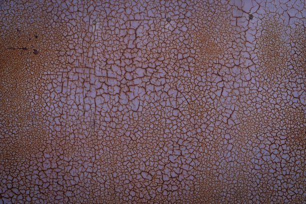 侧面燃烧和天气条件导致浅紫红色表面开裂。图片下载