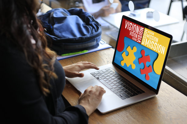 女人使用笔记本电脑。图片下载