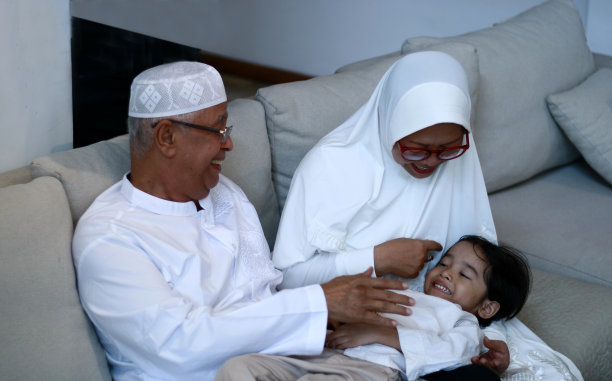 与孙子在开玩笑图片下载