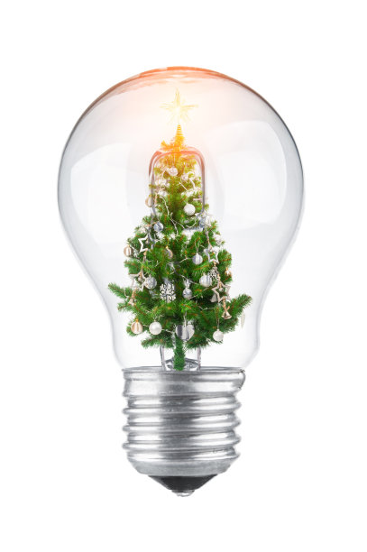 灯泡与圣诞树内孤立的白色背景图片下载