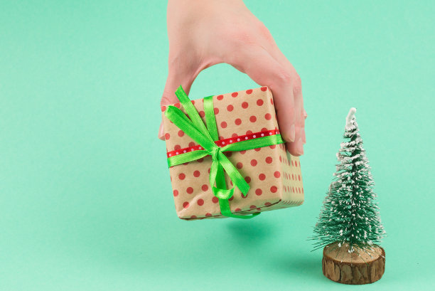 在绿色背景的女人手中呈现。图片下载