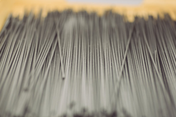 新鲜的意大利面(黑色意大利面)，经典风格，白色背景。自制的烹饪图片下载