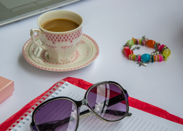 在办公室里喝咖啡，用不同物体特写桌子，用漂亮的装饰杯装热饮，经营理念图片下载