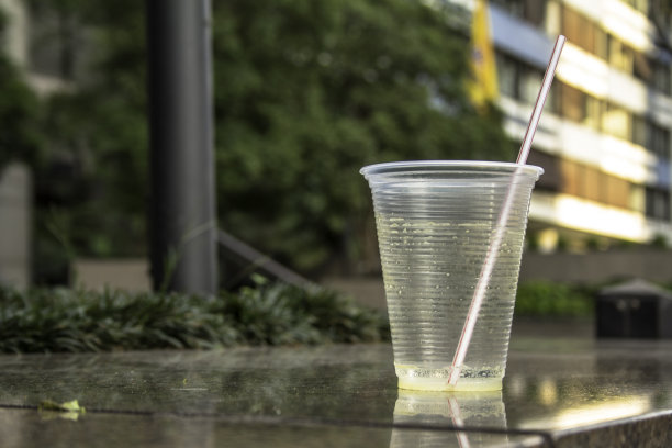 肮脏和用过的塑料杯图片下载