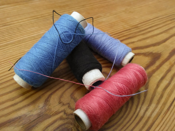 桌上有五颜六色的线轴。图片下载