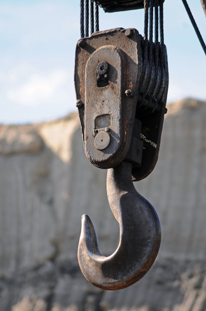 吊钩挂在起重机缆绳上的钩子图片下载