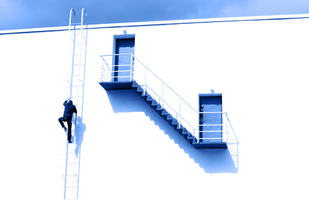男人爬上楼梯。图片下载