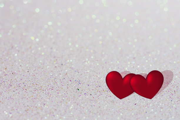 情人节的背景，两颗红心在闪亮明亮的背景上用拷贝空间，情人卡图片下载