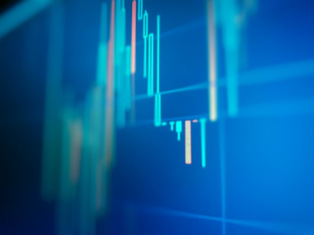 金融业务图表的关闭，包括上升趋势和下降趋势。业务在活跃的高趋势和低趋势中成长。图片下载