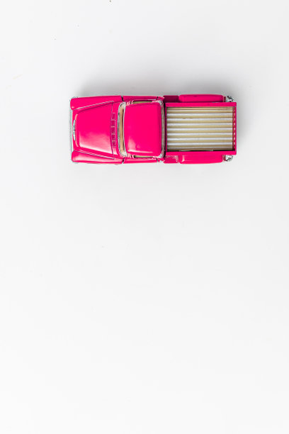 粉色覆盆子复古皮卡在一个白色孤立的背景。顶部视图与复制空间。平躺图片下载