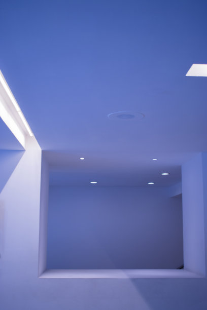 拉丁美洲首都现代建筑的内部，白色墙壁，人工照明和前卫的设计开放空间。图片下载