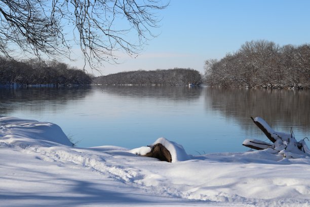 波托马克河边的下雪天图片下载
