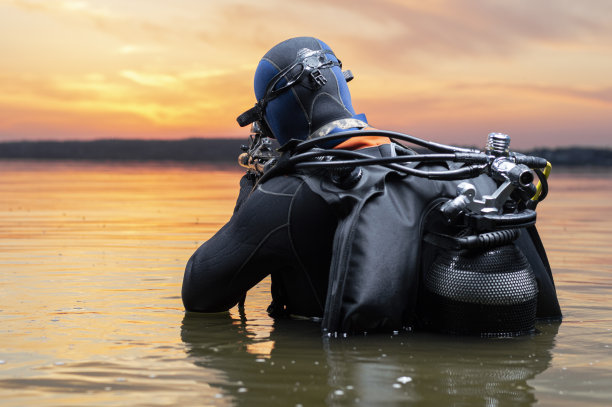 特种部队战士深海潜水：军事行动与政治抵抗图片下载