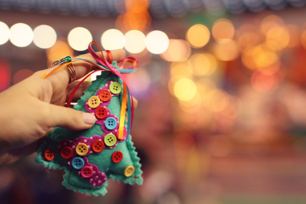 手工毛毡圣诞树装饰，新年概念图片下载