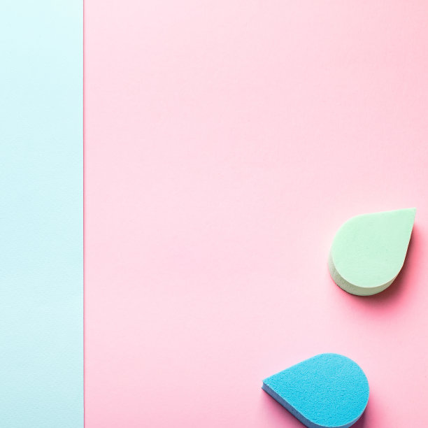 美丽，化妆海绵或美丽搅拌机在两色背景，复制空间，俯视图柔和的颜色。美丽的背景图片下载