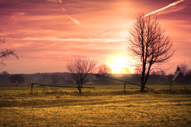 秋天的乡村景观与傍晚的天空日落图片下载