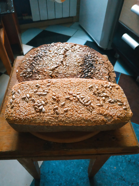 白盘子背景上的荞麦面包和西红柿图片下载