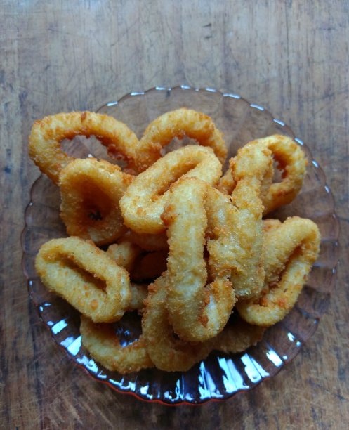 木板上的洋葱圈图片下载