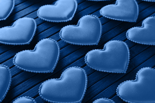 竹叶上布做的心。2020年流行色经典蓝色调。图片下载