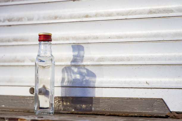 脏乱环境中伏特加空瓶 酗酒抑郁图片下载