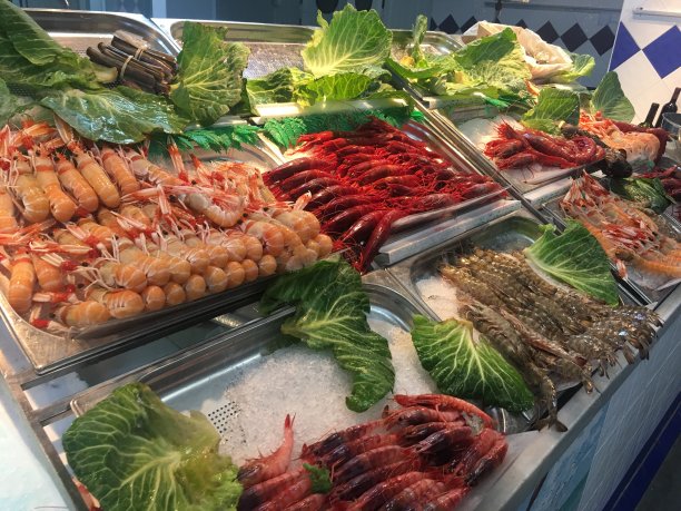 海产品陈列在冰上-虾图片下载