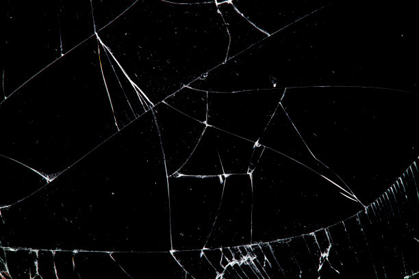 破碎的玻璃孤立在黑色背景上。图片下载